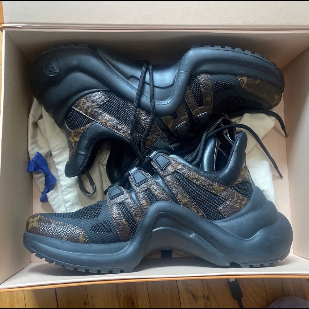 LV SNEAKERS